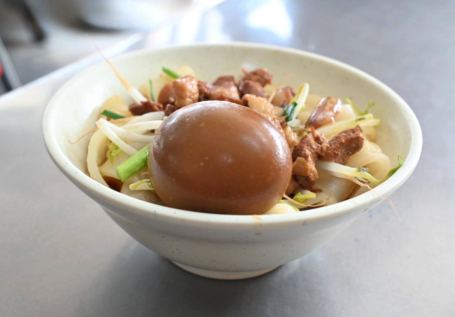 嘉義太保市銅板美食推薦|幸福麵館|必吃獨家秘醬滷味,滷肉飯、板條、比臉大雞排、肝連湯,暖心暖胃一試成主顧,嘉義宵夜小吃人氣愛店! - 第26張圖 嘉義太保市銅板美食推薦|幸福麵館|必吃獨家秘醬滷味,滷肉飯、板條、比臉大雞排、肝連湯,暖心暖胃一試成主顧,嘉義宵夜小吃人氣愛店!