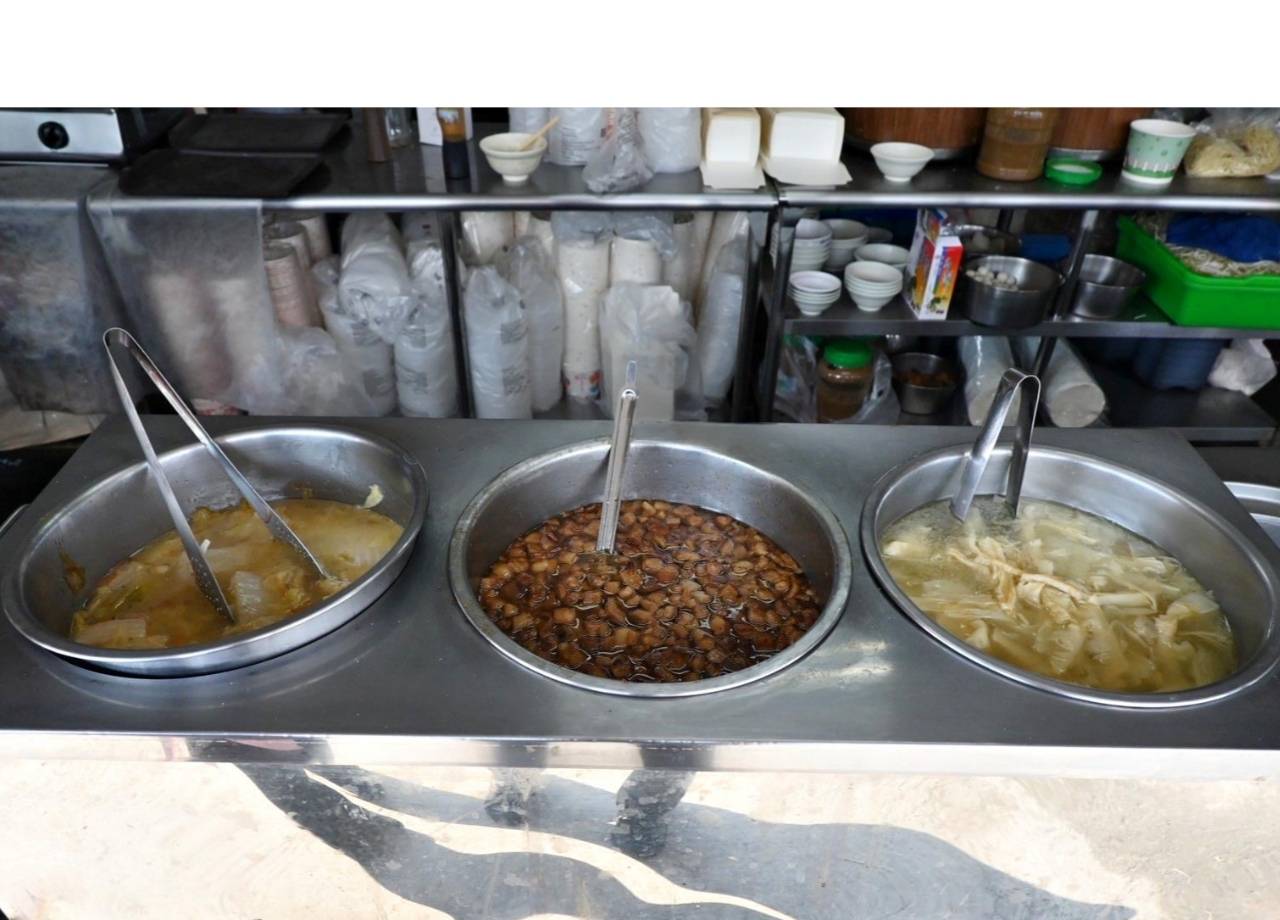 嘉義太保市銅板美食推薦|幸福麵館|必吃獨家秘醬滷味,滷肉飯、板條、比臉大雞排、肝連湯,暖心暖胃一試成主顧,嘉義宵夜小吃人氣愛店! - 第21張圖 嘉義太保市銅板美食推薦|幸福麵館|必吃獨家秘醬滷味,滷肉飯、板條、比臉大雞排、肝連湯,暖心暖胃一試成主顧,嘉義宵夜小吃人氣愛店!
