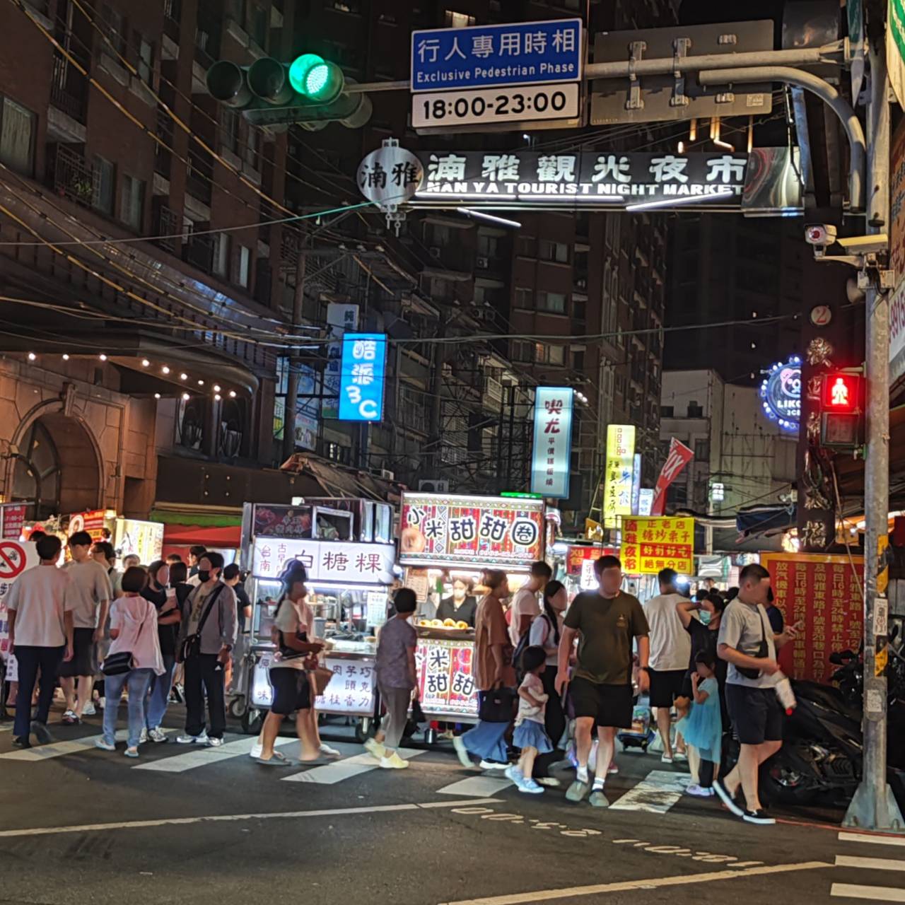 新北市板橋區住宿推薦|友愛金色商旅|步行7分鐘到府中捷運站,吃喝玩樂生活機能全包,開箱入住分享! - 第69張圖 新北市板橋區住宿推薦|友愛金色商旅|步行7分鐘到府中捷運站,吃喝玩樂生活機能全包,開箱入住分享!