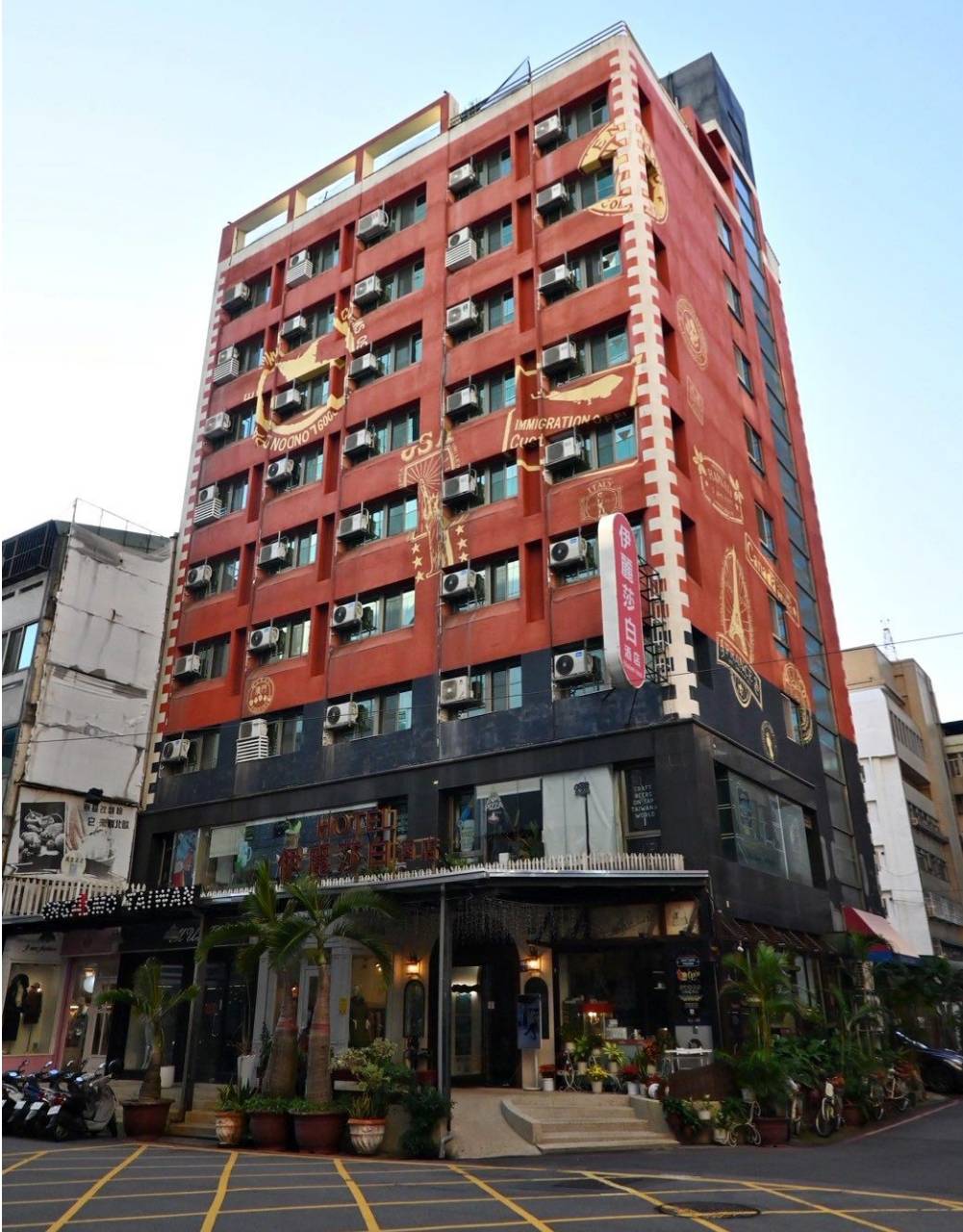 台中市西區住宿推薦|伊麗莎白酒店|比鄰廣三SOGO百貨,悠閒一隅免費咖啡飲品隨手暢飲,住宿開箱分享! - 第4張圖 台中市西區住宿推薦|伊麗莎白酒店|比鄰廣三SOGO百貨,悠閒一隅免費咖啡飲品隨手暢飲,住宿開箱分享!
