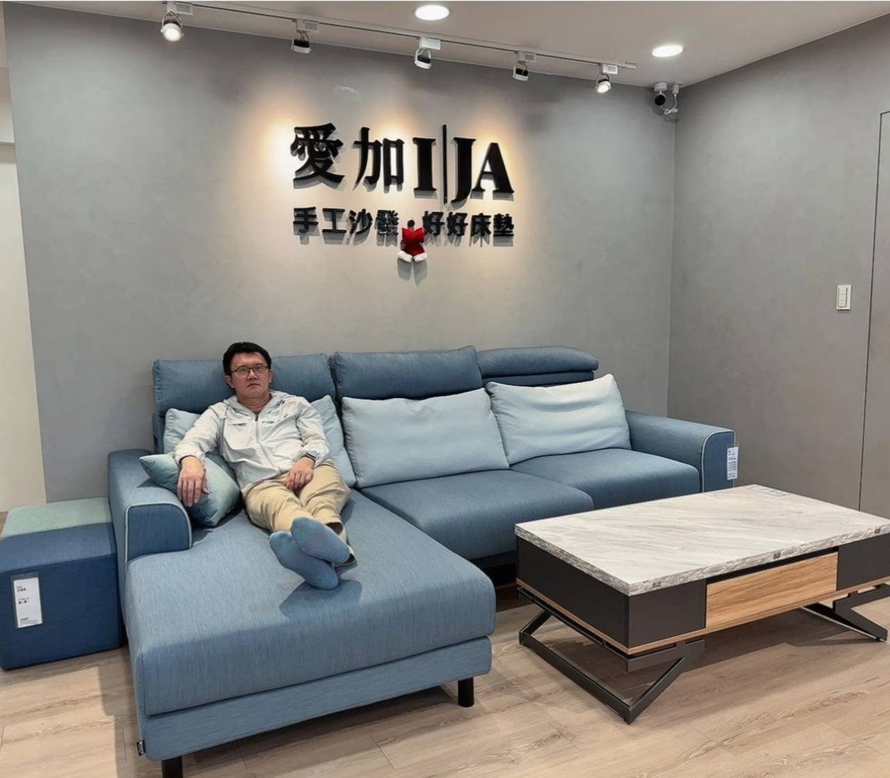 桃園沙發推薦:IJA愛加沙發桃園店,30年工匠打造台灣製造手工沙發,L型、一字型、貓抓布客製化沙發 10 年保固全解析 - 第53張圖 桃園沙發推薦:IJA愛加沙發桃園店,30年工匠打造台灣製造手工沙發,L型、一字型、貓抓布客製化沙發 10 年保固全解析