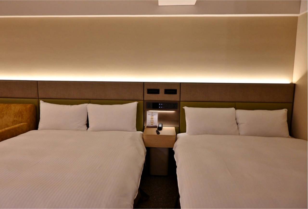 台中一中商圈住宿推薦｜丰居旅店一中館（丰居一中）VIA HOTEL｜步行暢遊一中夜市，美食小吃林立，舒適客房與旅人廚房一次體驗！