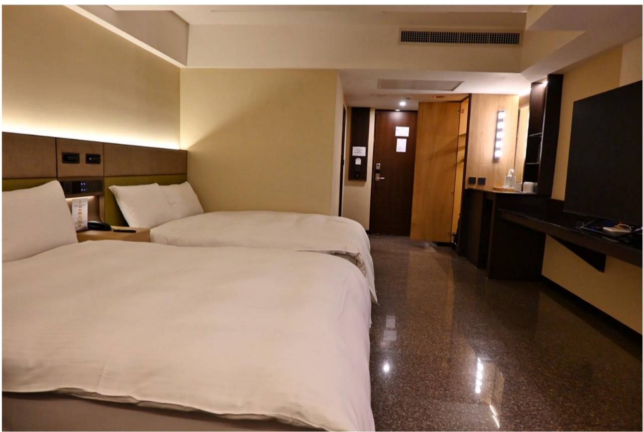 台中一中商圈住宿推薦｜丰居旅店一中館（丰居一中）VIA HOTEL｜步行暢遊一中夜市，美食小吃林立，舒適客房與旅人廚房一次體驗！
