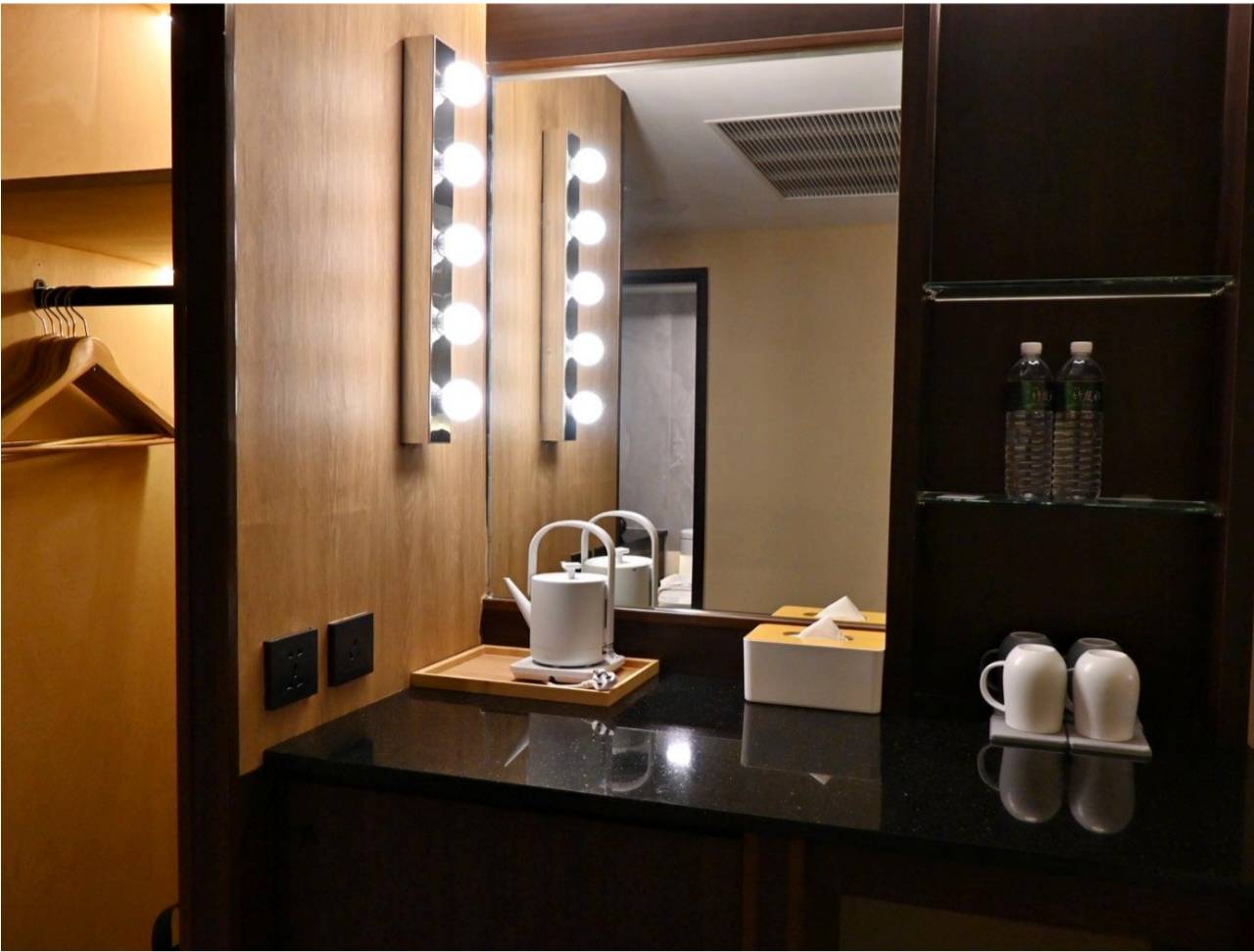 台中一中商圈住宿推薦｜丰居旅店一中館（丰居一中）VIA HOTEL｜步行暢遊一中夜市，美食小吃林立，舒適客房與旅人廚房一次體驗！