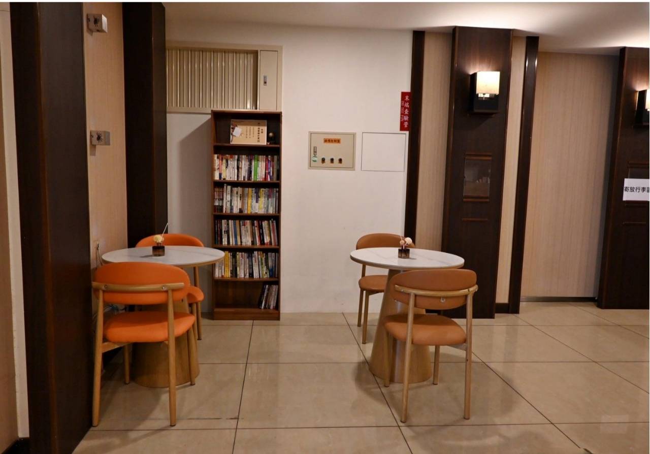 台中一中商圈住宿推薦｜丰居旅店一中館（丰居一中）VIA HOTEL｜步行暢遊一中夜市，美食小吃林立，舒適客房與旅人廚房一次體驗！