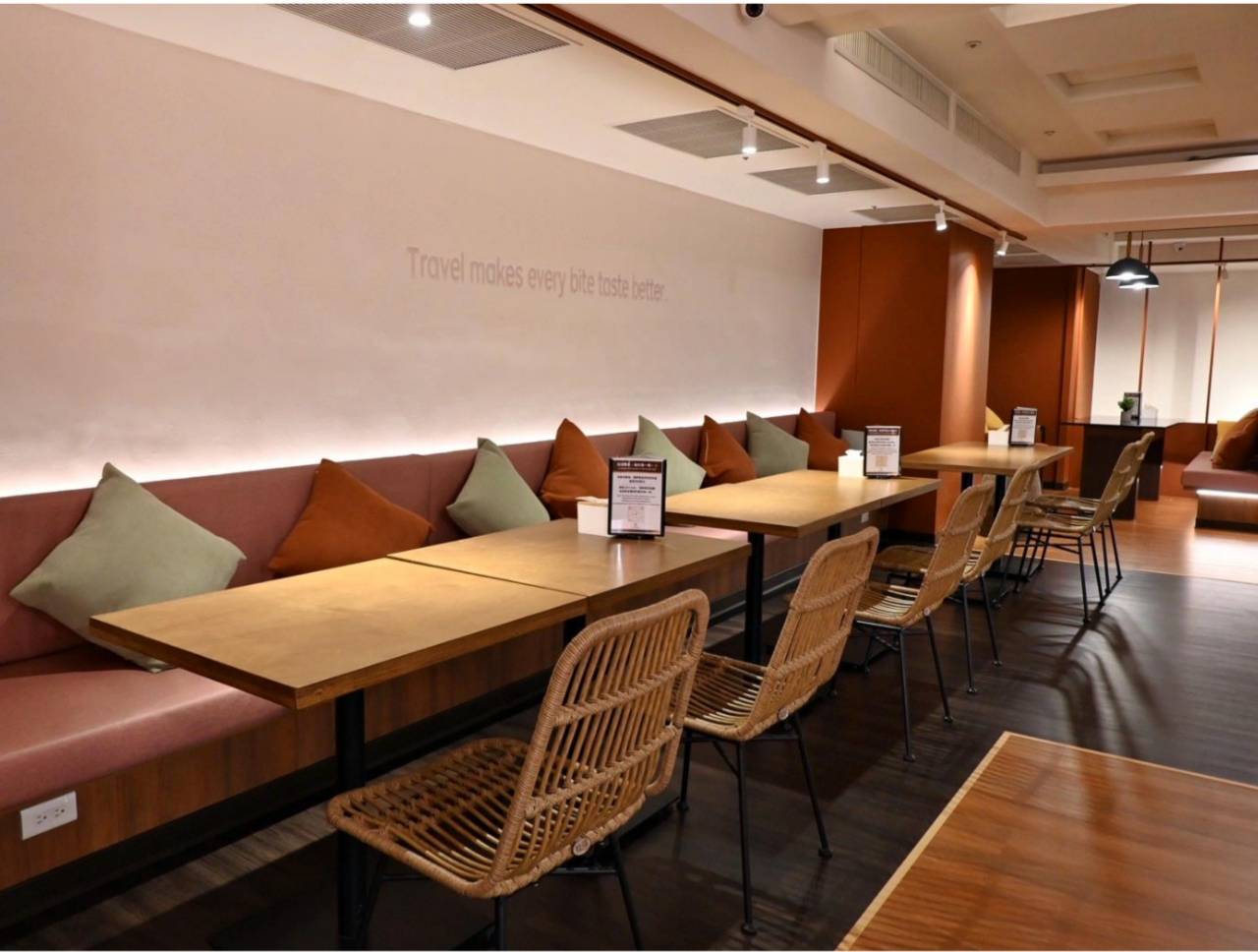 台中一中商圈住宿推薦｜丰居旅店一中館（丰居一中）VIA HOTEL｜步行暢遊一中夜市，美食小吃林立，舒適客房與旅人廚房一次體驗！