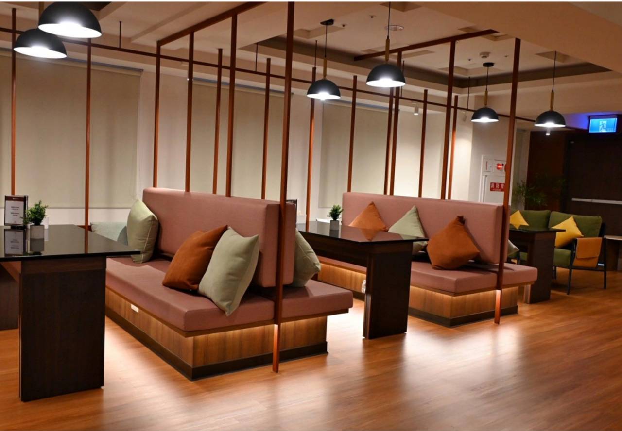 台中一中商圈住宿推薦｜丰居旅店一中館（丰居一中）VIA HOTEL｜步行暢遊一中夜市，美食小吃林立，舒適客房與旅人廚房一次體驗！