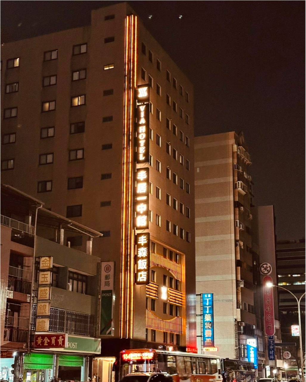 台中一中商圈住宿推薦｜丰居旅店一中館（丰居一中）VIA HOTEL｜步行暢遊一中夜市，美食小吃林立，舒適客房與旅人廚房一次體驗！