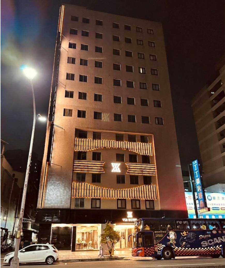 台中一中商圈住宿推薦｜丰居旅店一中館（丰居一中）VIA HOTEL｜步行暢遊一中夜市，美食小吃林立，舒適客房與旅人廚房一次體驗！