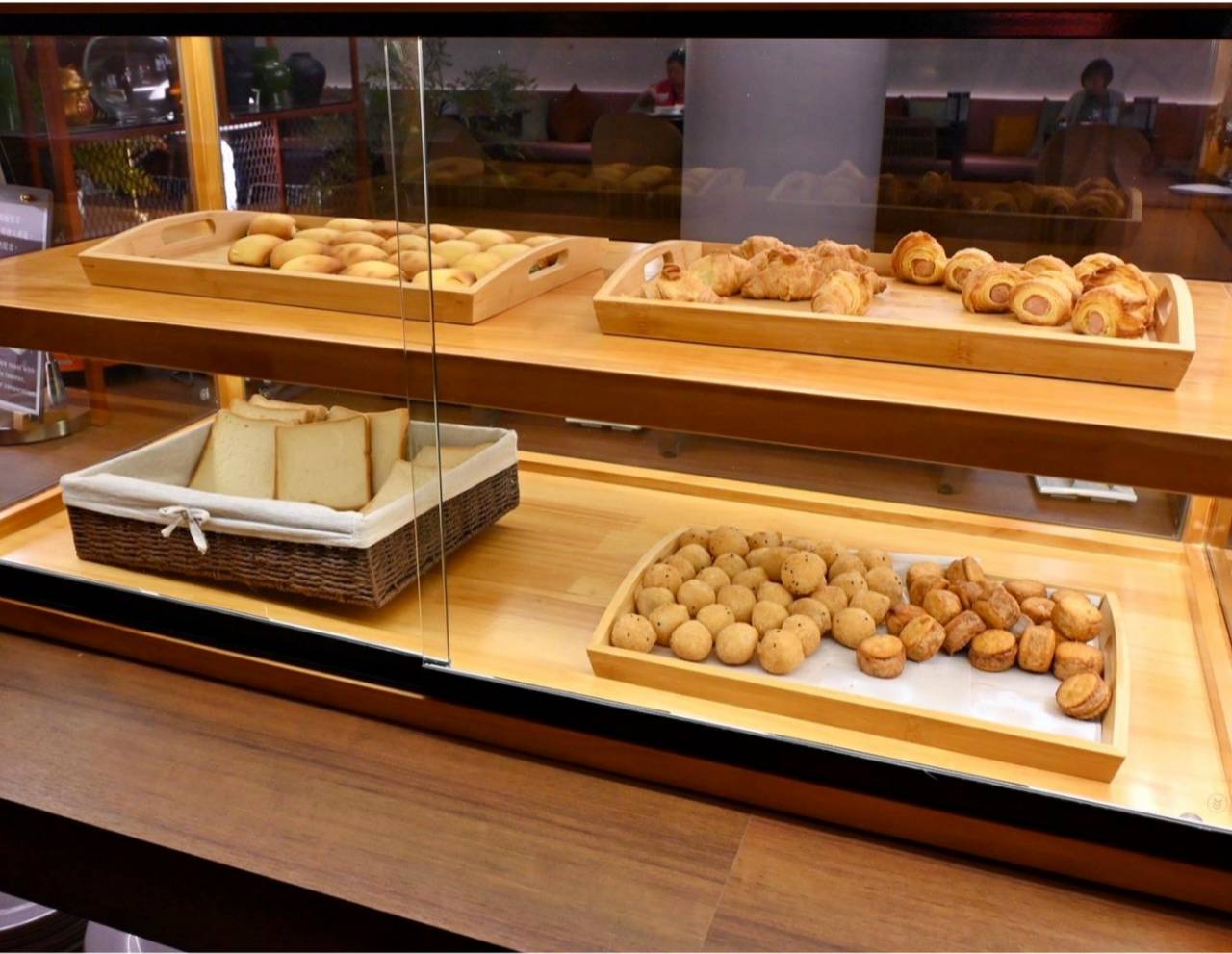 台中一中商圈住宿推薦｜丰居旅店一中館（丰居一中）VIA HOTEL｜步行暢遊一中夜市，美食小吃林立，舒適客房與旅人廚房一次體驗！