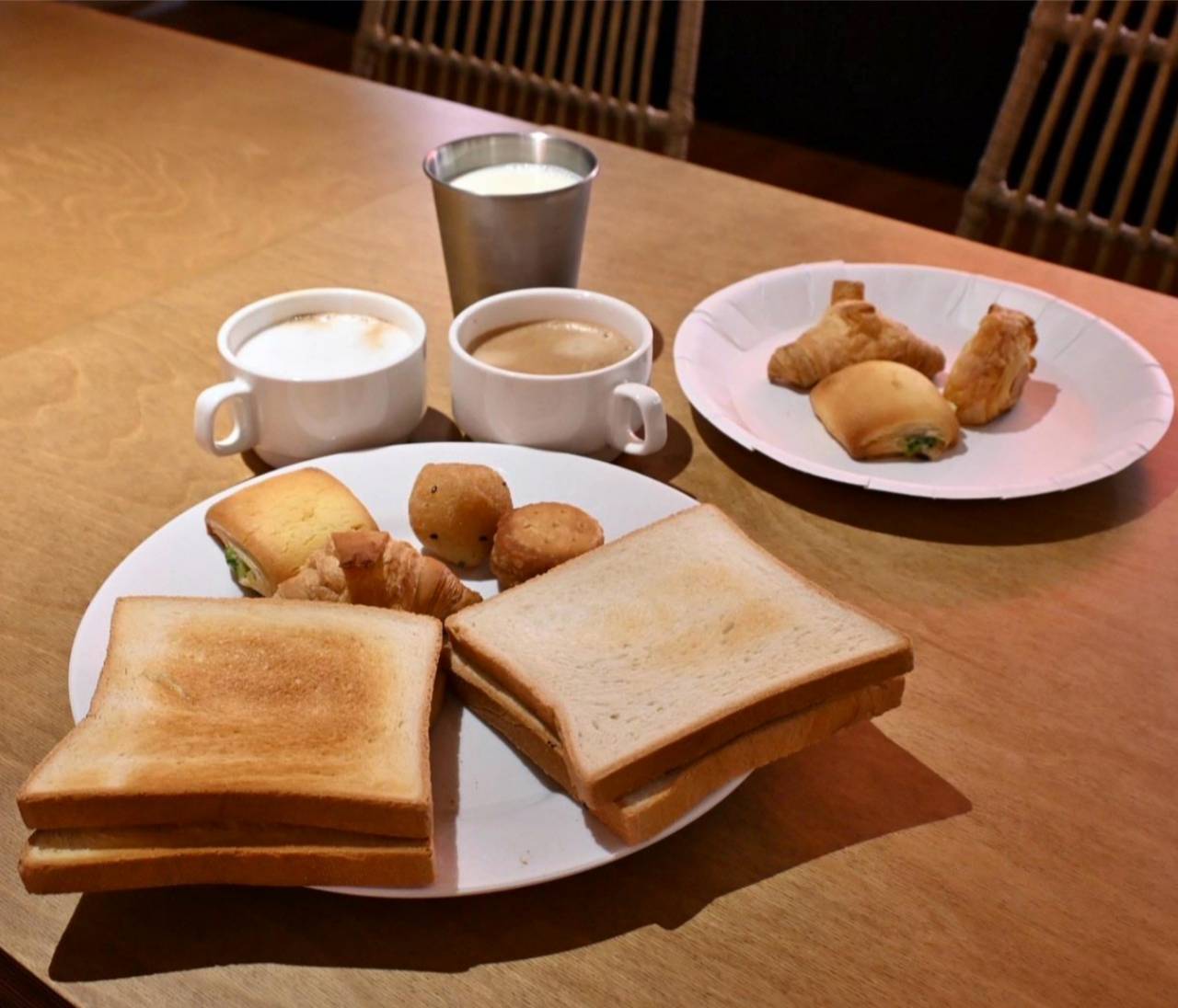 台中一中商圈住宿推薦｜丰居旅店一中館（丰居一中）VIA HOTEL｜步行暢遊一中夜市，美食小吃林立，舒適客房與旅人廚房一次體驗！