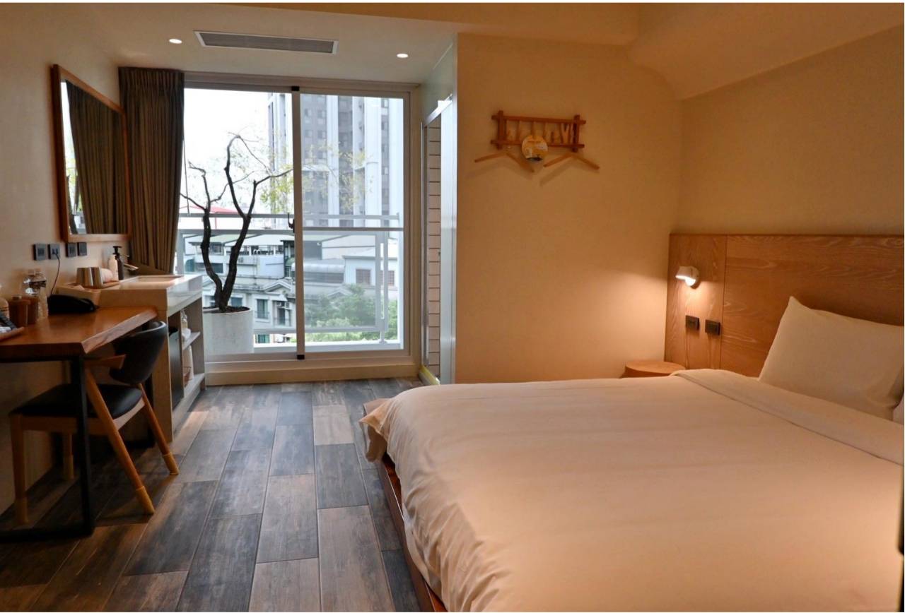 台中市西屯區住宿推薦｜二八樹巷藝術文旅｜步行可達逢甲夜市商圈，24小時Mini Bar，香柏經典房完整體驗！