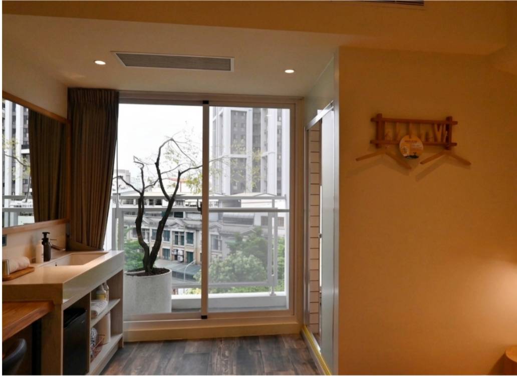台中市西屯區住宿推薦｜二八樹巷藝術文旅｜步行可達逢甲夜市商圈，24小時Mini Bar，香柏經典房完整體驗！