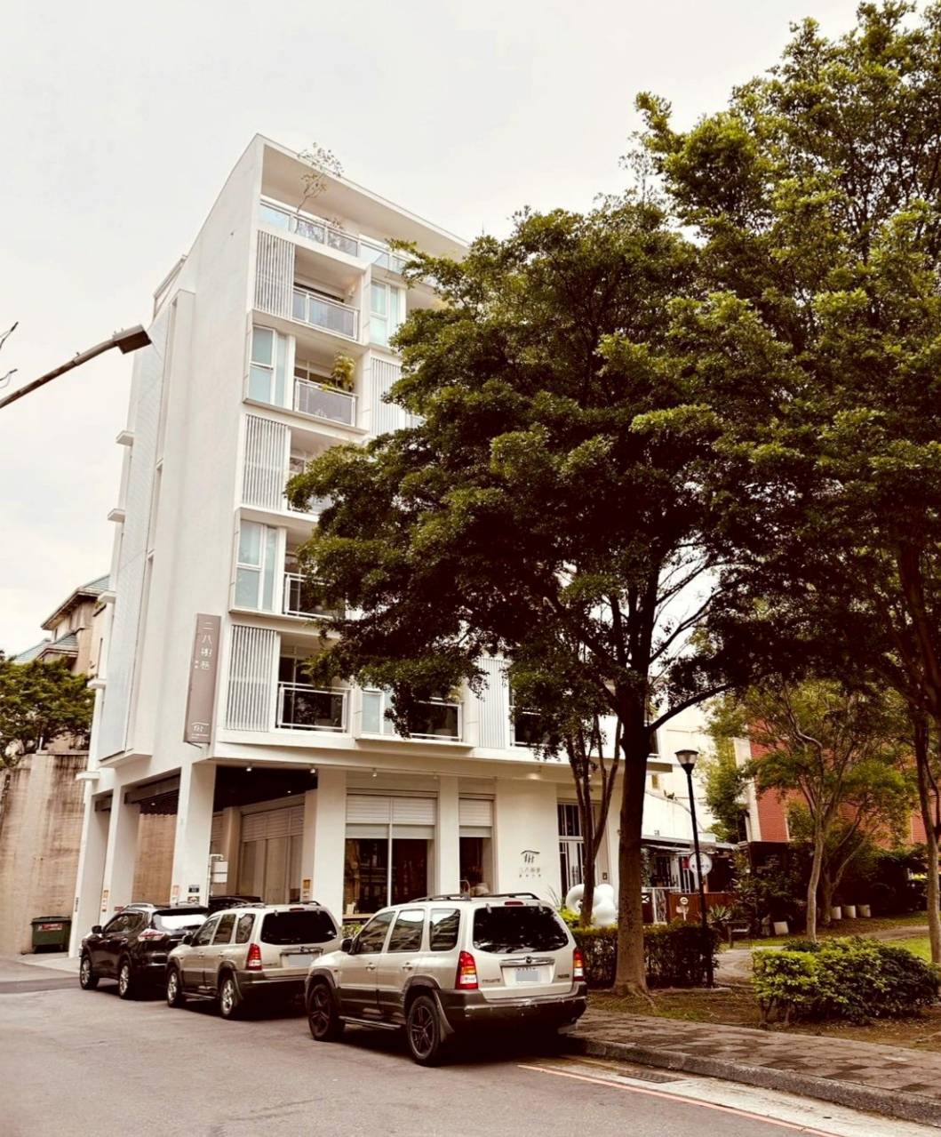 台中市西屯區住宿推薦｜二八樹巷藝術文旅｜步行可達逢甲夜市商圈，24小時Mini Bar，香柏經典房完整體驗！