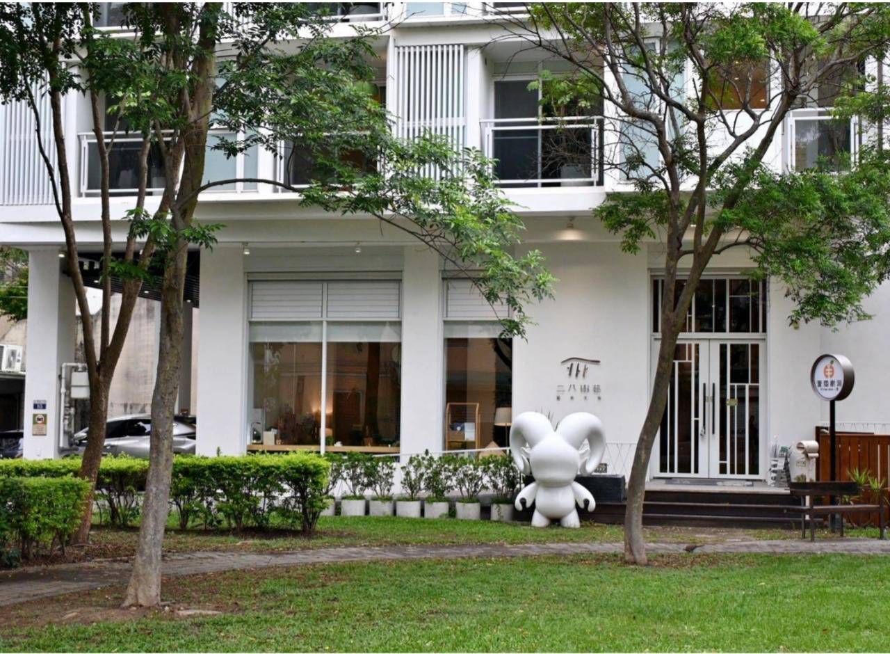 台中市西屯區住宿推薦｜二八樹巷藝術文旅｜步行可達逢甲夜市商圈，24小時Mini Bar，香柏經典房完整體驗！