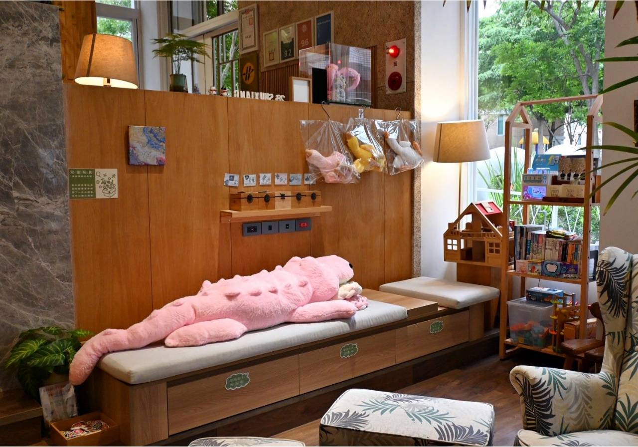 台中市西屯區住宿推薦｜二八樹巷藝術文旅｜步行可達逢甲夜市商圈，24小時Mini Bar，香柏經典房完整體驗！