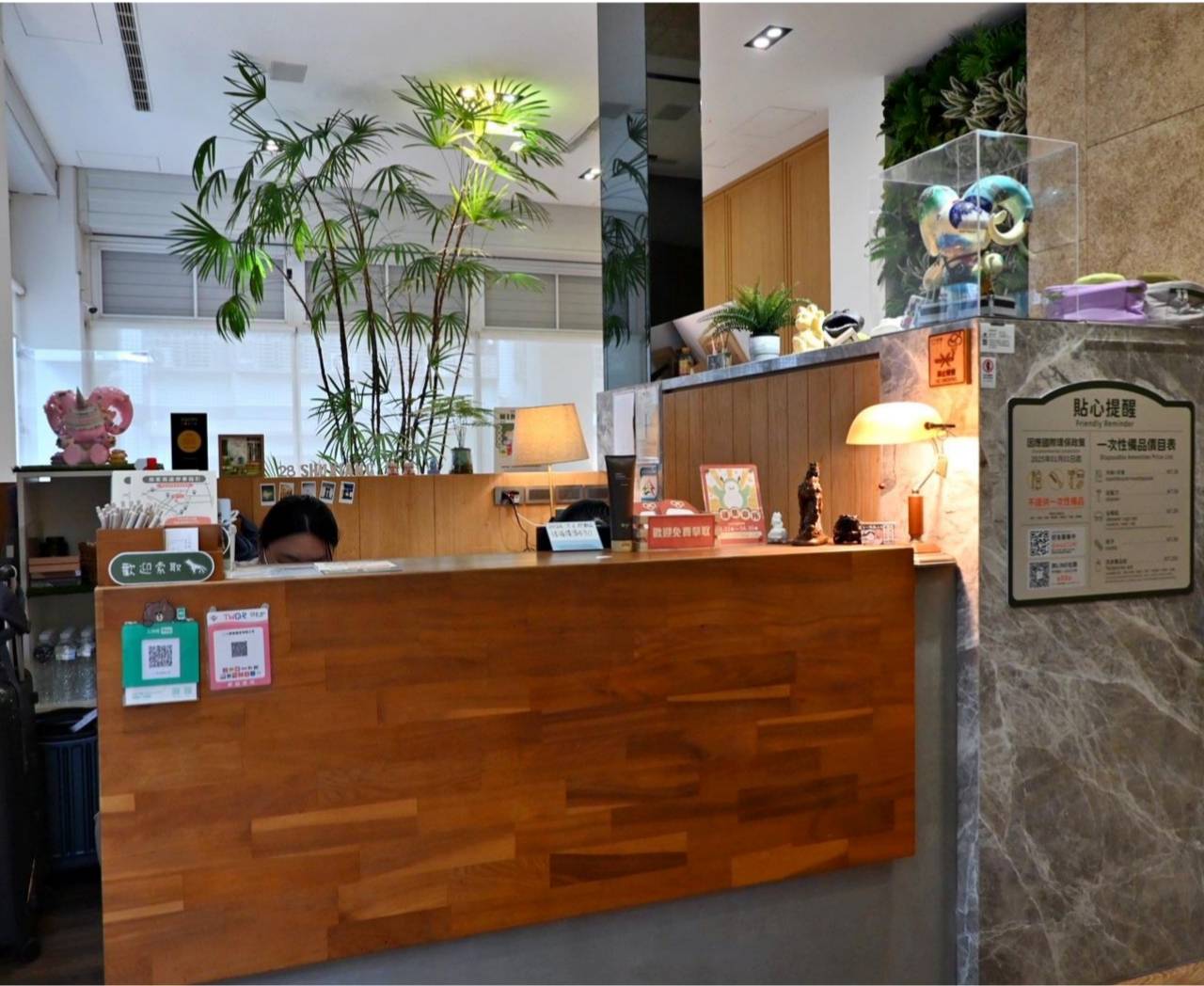 台中市西屯區住宿推薦｜二八樹巷藝術文旅｜步行可達逢甲夜市商圈，24小時Mini Bar，香柏經典房完整體驗！