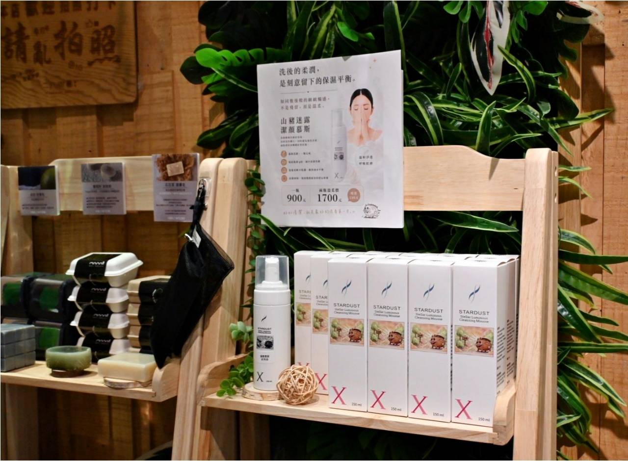 台中市西屯區住宿推薦｜二八樹巷藝術文旅｜步行可達逢甲夜市商圈，24小時Mini Bar，香柏經典房完整體驗！