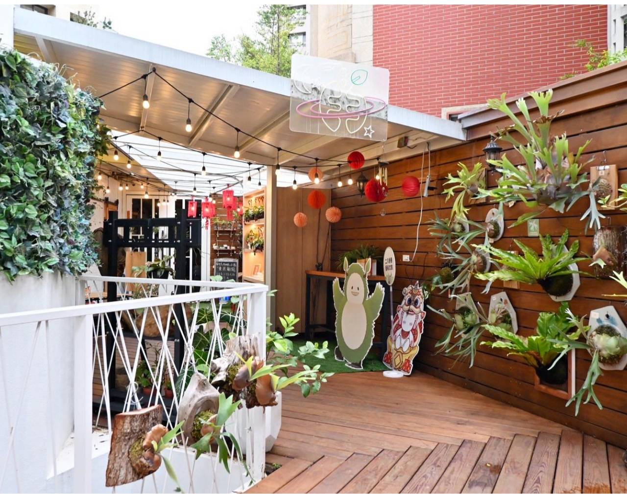 台中市西屯區住宿推薦｜二八樹巷藝術文旅｜步行可達逢甲夜市商圈，24小時Mini Bar，香柏經典房完整體驗！