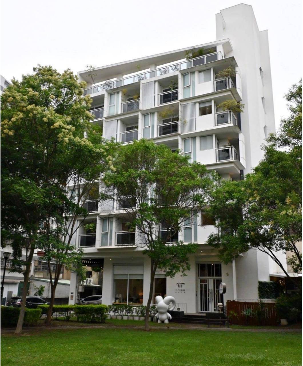 台中市西屯區住宿推薦｜二八樹巷藝術文旅｜步行可達逢甲夜市商圈，24小時Mini Bar，香柏經典房完整體驗！