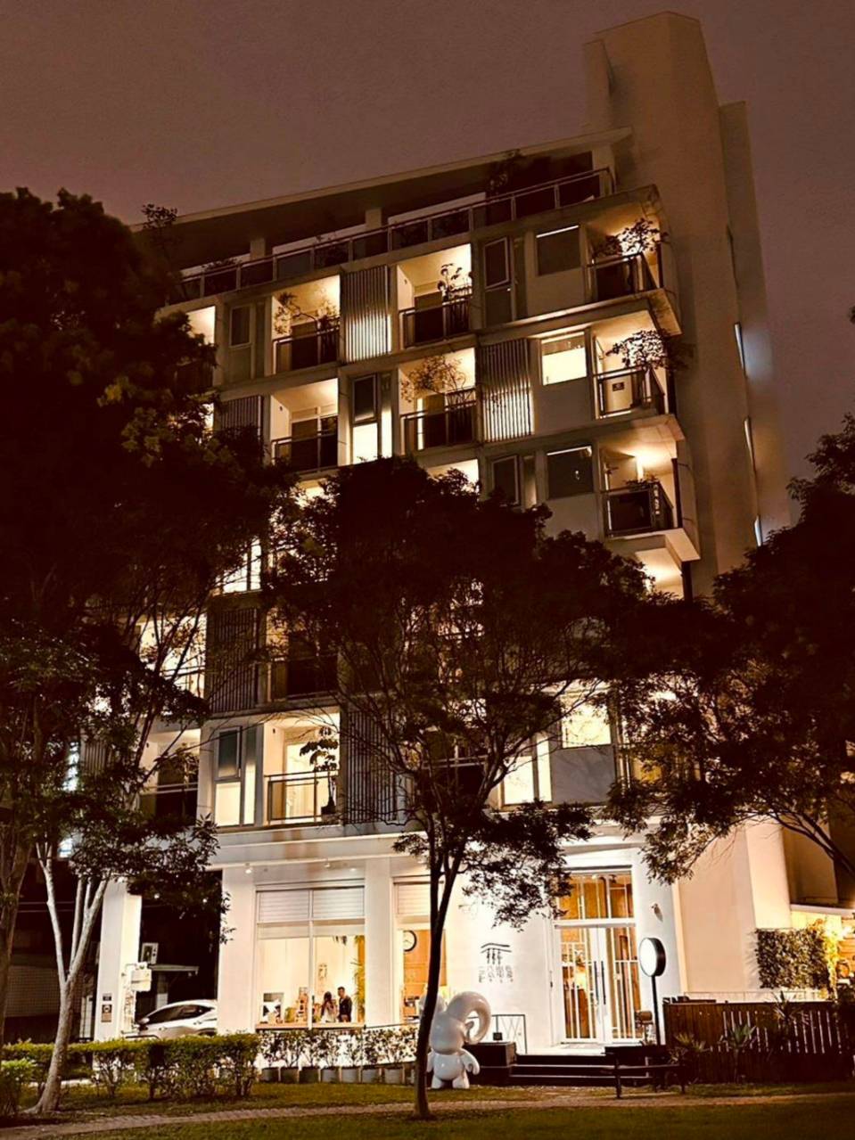 台中市西屯區住宿推薦｜二八樹巷藝術文旅｜步行可達逢甲夜市商圈，24小時Mini Bar，香柏經典房完整體驗！