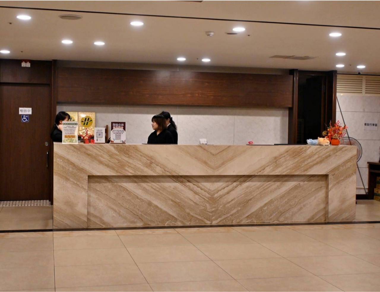 台中北區住宿推薦｜丰森飯店（丰居一中）VIA HOTEL開箱｜一中商圈住宿、旅人廚房與房型設施完整分享！