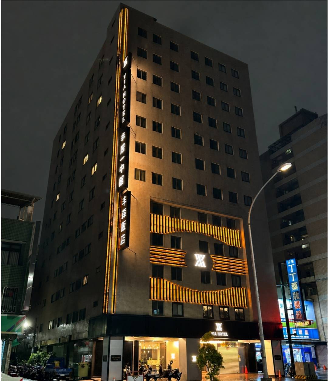 台中北區住宿推薦｜丰森飯店（丰居一中）VIA HOTEL開箱｜一中商圈住宿、旅人廚房與房型設施完整分享！
