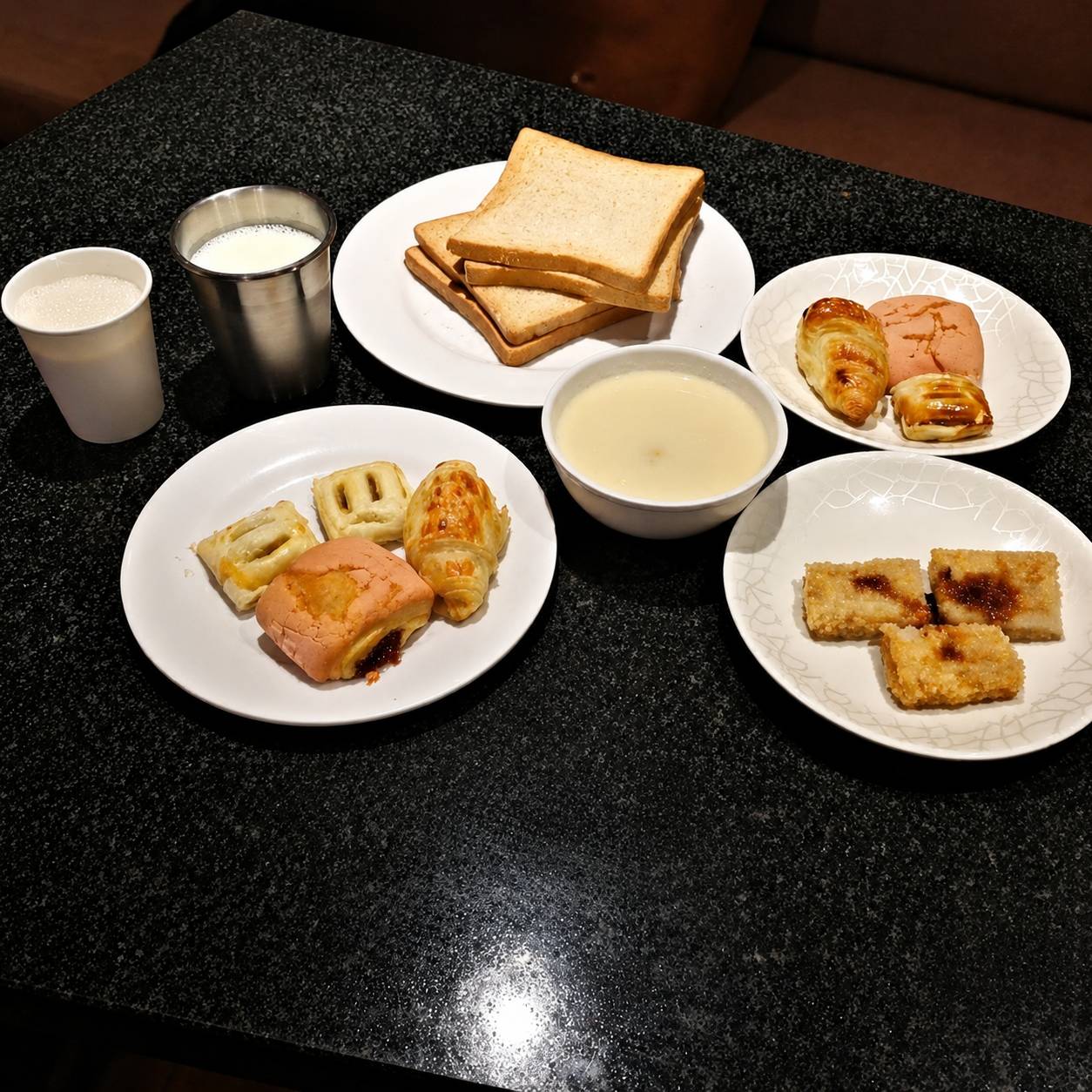 台中北區住宿推薦｜丰森飯店（丰居一中）VIA HOTEL開箱｜一中商圈住宿、旅人廚房與房型設施完整分享！